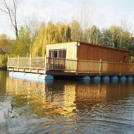 Cabanes Flottantes Et Gites Au Fil De L'Eau Colleville Экстерьер фото