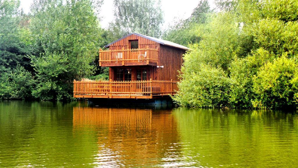 Cabanes Flottantes Et Gites Au Fil De L'Eau Colleville Экстерьер фото