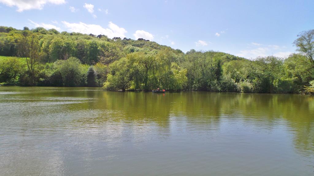 Cabanes Flottantes Et Gites Au Fil De L'Eau Colleville Экстерьер фото